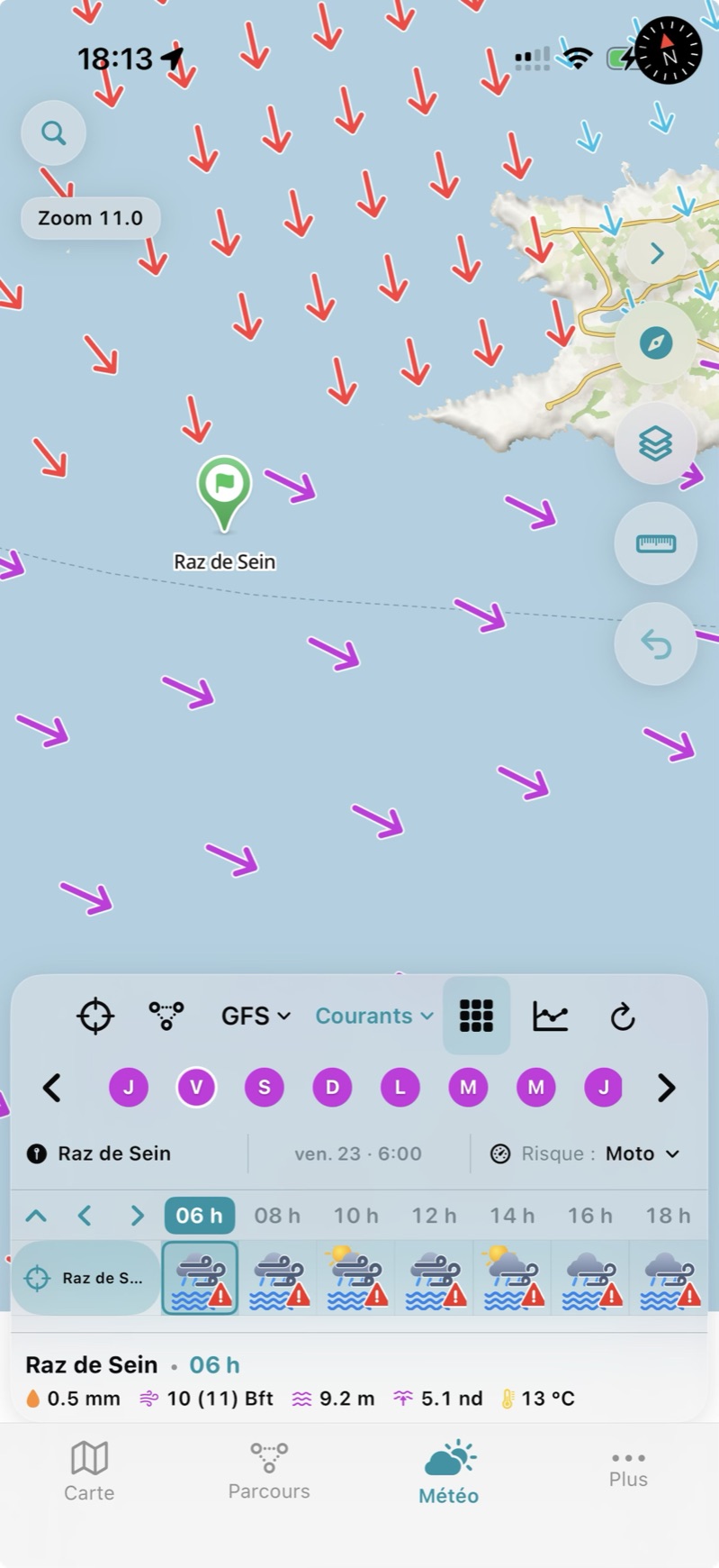 La couche Courants au Raz de Sein, vendredi à 6 h : flèches rouges et violettes, 5,1 nœuds au waypoint.